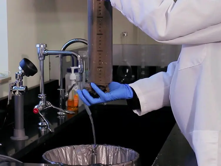 Laboratory-determined Phosphorus Flux from Lake Sediments as a Measure of Internal Phosphorus Loading