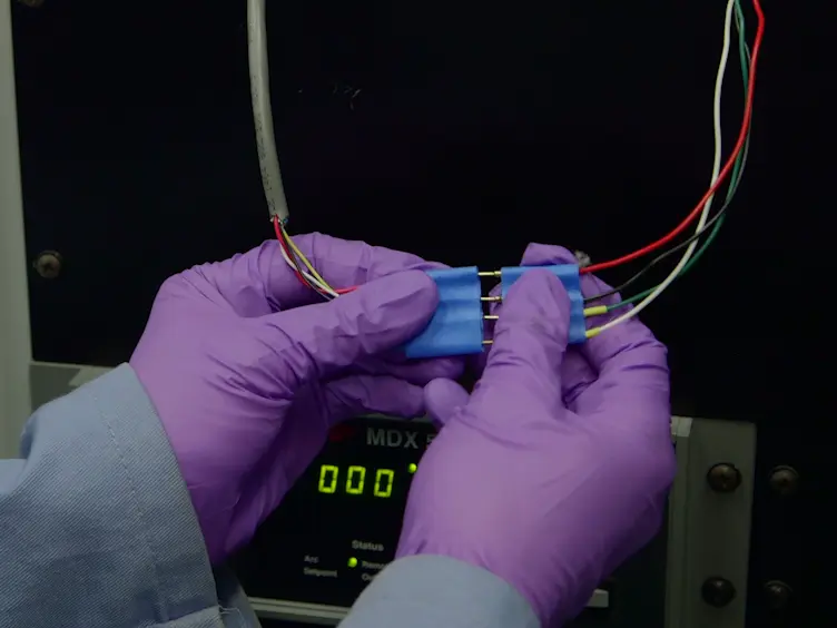 Seedless Growth of Bismuth Nanowire Array via Vacuum Thermal Evaporation