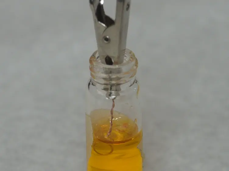 A Simple Dewar/Cryostat for Thermally Equilibrating Samples at Known Temperatures for Accurate Cryogenic Luminescence Measurements