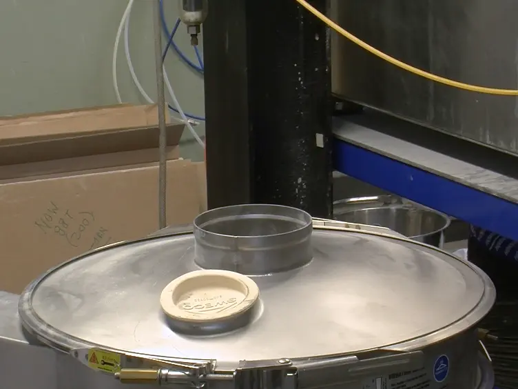 Operation of a 25 KW<sub>th</sub> Calcium Looping Pilot-plant with High Oxygen Concentrations in the Calciner