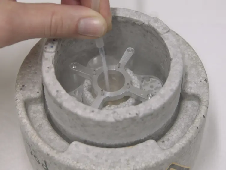 Miniaturized Sample Preparation for Transmission Electron Microscopy