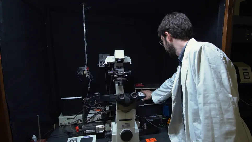 Excitation-Scanning Hyperspectral Imaging Microscopy to Efficiently Discriminate Fluorescence Signals