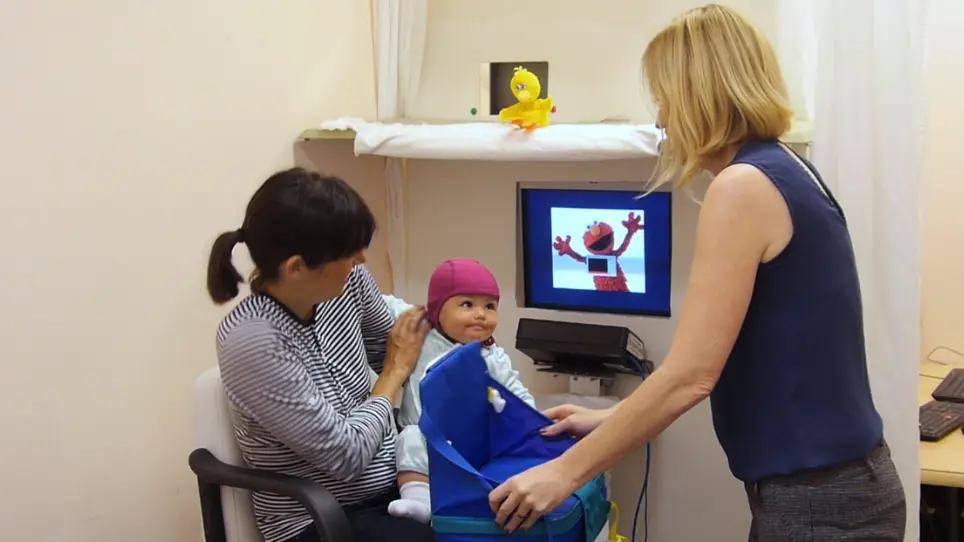 Exploring Infant Sensitivity to Visual Language using Eye Tracking and the Preferential Looking Paradigm