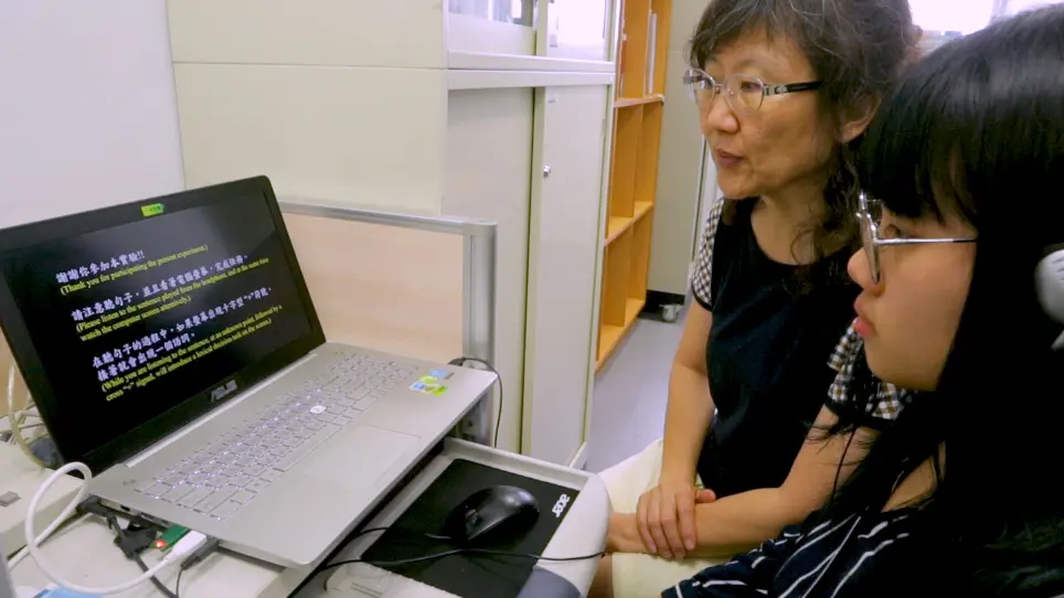 Examining Online Syntactic Processing of Spoken Complex Sentences in Chinese Using Dual-Modal Interference Tasks