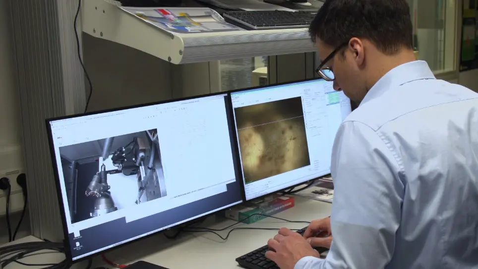 An All-in-one Sample Holder for Macromolecular X-ray Crystallography with Minimal Background Scattering